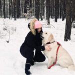 Clienta din Bucuresti cu catelul golden retriever in zona de padure iarna