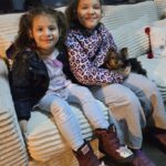 fetite bucuroase alaturi de catelul lor yorkshire terrier