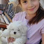 fetita din Brasov impreuna cu catelusul ei superb din rasa bichon maltez