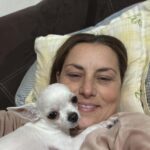 chihuahua alb cu par scurt alaturi de clienta noastra