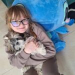fetita fericita cu catel shihtzu livrat in orasul Craiova