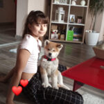Fetita impreuna cu catel Akita inu in