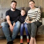 familia Chirea din Bucuresti alaturi de catelul Simba